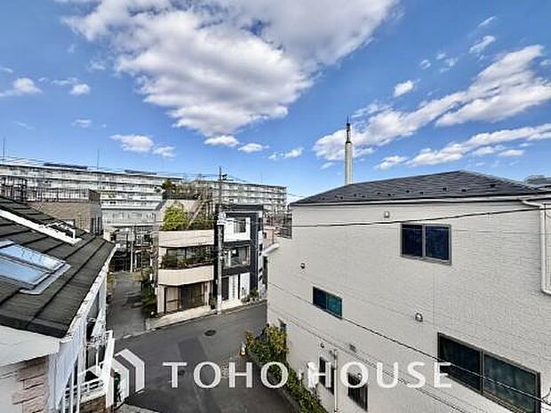 その豊かな眺望にふさわしい空間には、通風・採光にも優れ、心地よい光と風があふれています。