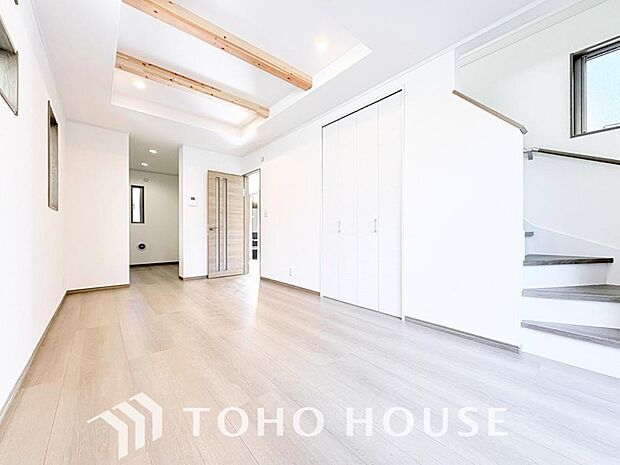 光と風があふれる開放的なリビングダイニングには自然と家族みんなが集まってきます。