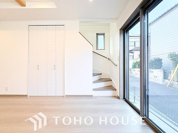 朝は爽やかな日差しを浴びながら、家族みんなでおいしい朝食。昼下がりにはのんびりと過ごすひと時。