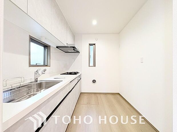 美しく使いやすいキッチン空間。優しい温もりを醸し出すキッチンは料理の為の配慮を随所に注ぎました。