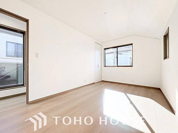 快適な光を取り入れ、心地よい風を取り入れます。心と体をゆったりと安らげる寝室。