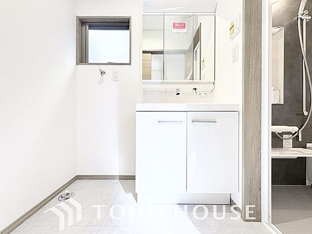 平日の朝であっても、落ち着きとくつろぎを感じられる空間。気持ちよく身だしなみを整えられます。