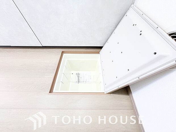 キッチン下部に設けた床下収納。缶詰のストックや非常食、梅酒や味噌などの保存食入れとして利用可です。