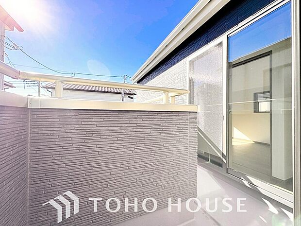 頬をなでる優しい風を感じることが出来るバルコニー。つい深呼吸をしたくなる気持ちの良い眺望です。