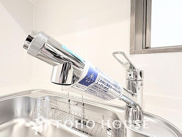 浄水器ボタンひとつで浄水と原水に切り替えられる浄水器一体型水栓を使用。