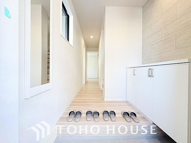 玄関そばの廊下収納。日用品のストックや防災グッズを置いたりと、何かと便利に使えます。