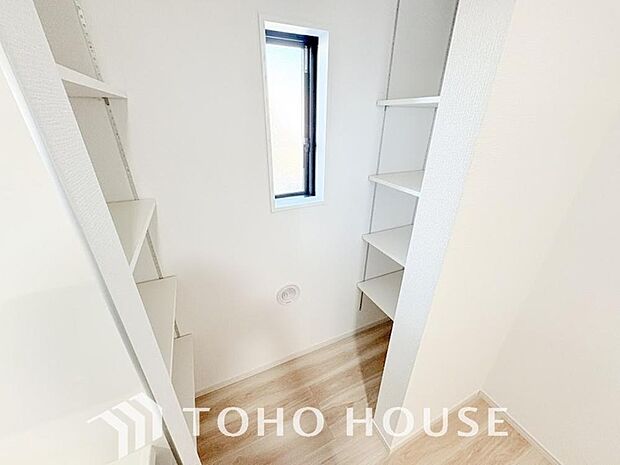 少しでも空いているスペースを収納にすることで、無駄のない空間を演出しております。