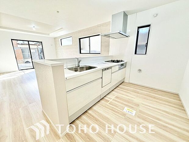 大型の冷蔵庫やレンジボードもしっかり置ける広々としたキッチンスペース。