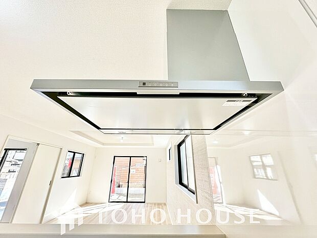 キッチンの換気扇はスタイリッシュなデザインで、日々のお手入れもラクラクな仕様となっております。