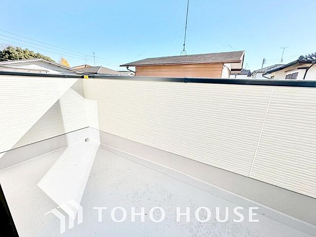 暖かい陽ざしが差込むバルコニー。晴れた日には、洗濯物が良く乾きます。風通しも良好です。