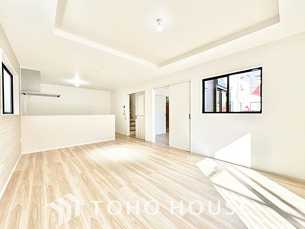 光と風があふれる開放的なリビングダイニングには自然と家族みんなが集まってきます。