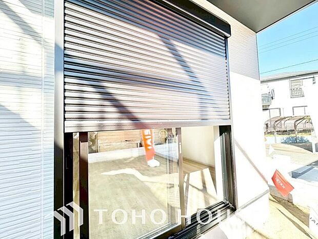 戸建にも防犯機能のシャッターを完備しております。寒い冬でも中から開閉がラクラクな所も便利です。