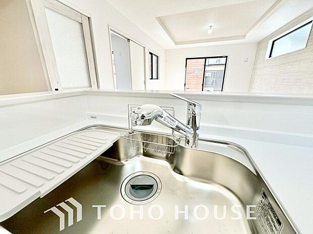 浄水器ボタンひとつで浄水と原水に切り替えられる浄水器一体型水栓を使用。