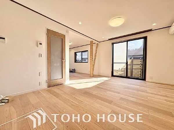光が注がれる青い空から鮮やかに赤色にゆっくりと染まる。そんな優しい時間がここでは流れてゆく。