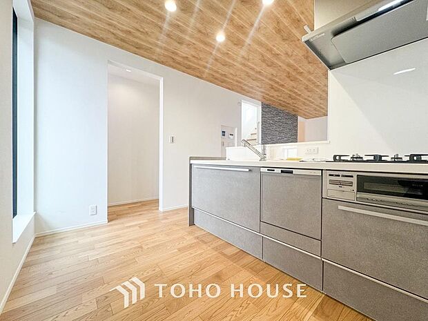 ご家族みんなで調理ができる位のスペースを実現したキッチン空間となっております。