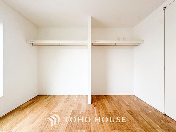 建物内部の収納には拘りました。共有部分に設けた収納。お荷物が多い方にも安心です。