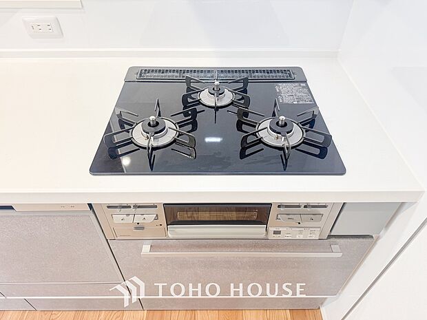 3口コンロは一度に複数のお料理を作ることができるメリットがあります。毎日のキッチンタイムを効率よく。