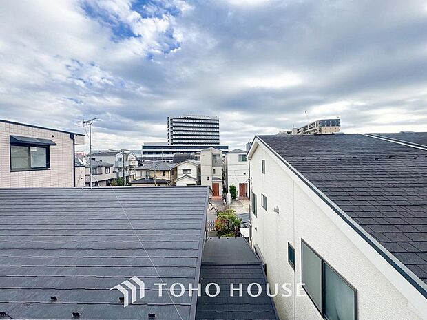 その豊かな眺望にふさわしい空間には、通風　採光にも優れ、心地よい光と風があふれています。