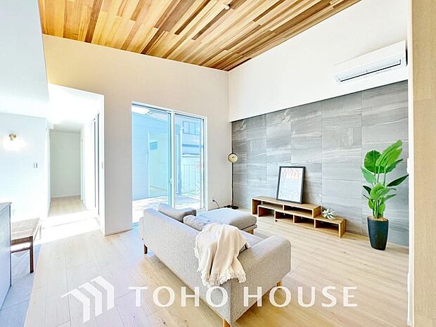 リビングも広く設け、訪れる人々を暖かく迎えてくれます。 