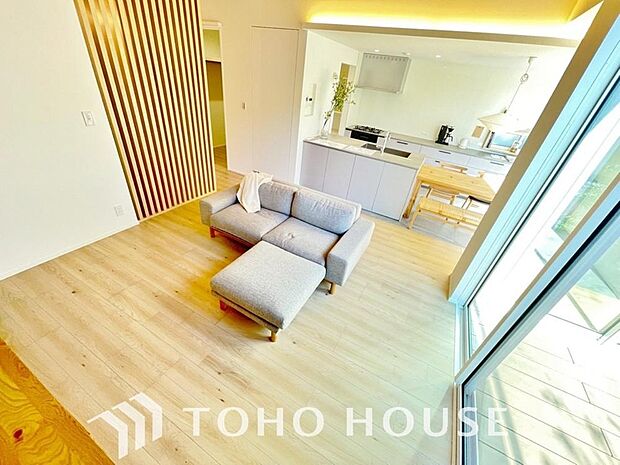 光が注がれる青い空から鮮やかに赤色にゆっくりと染まる。そんな優しい時間がここでは流れてゆく。