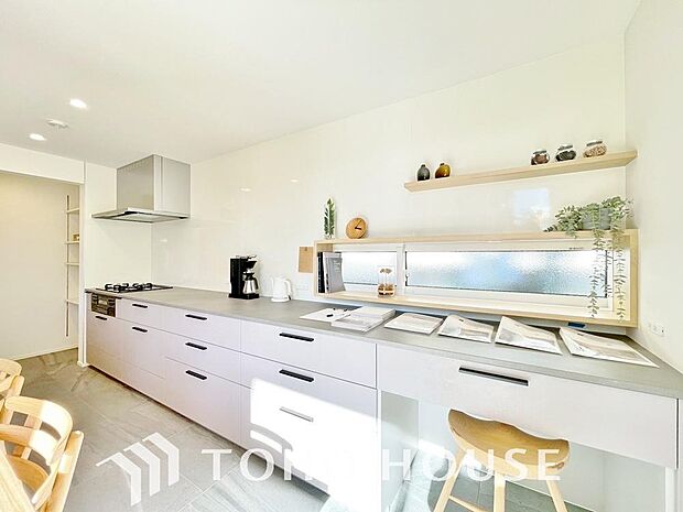 キッチンの収納は、デッドスペースになりやすい箇所を有効活用できる、スライド式収納を採用しました。