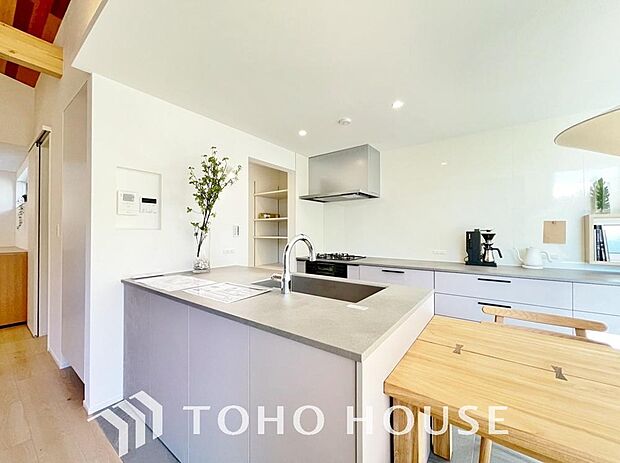 ご家族みんなで調理ができる位のスペースを実現したキッチン空間となっております。