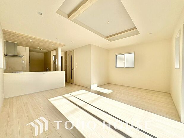 光が注がれる青い空から鮮やかに赤色にゆっくりと染まる。そんな優しい時間がここでは流れてゆく。