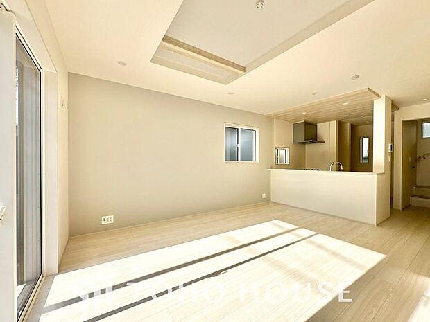 リビングも広く設け、訪れる人々を暖かく迎えてくれます。