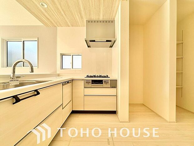 広々キッチンを採用。みんなで作った料理を召し上がりながらの会話は、どのような物になるのでしょうか。