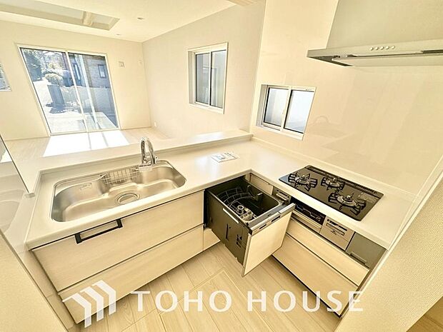 夫婦そろってキッチンに立っても調理がしやすく余裕の広さ。家事をしながら会話も弾みます。