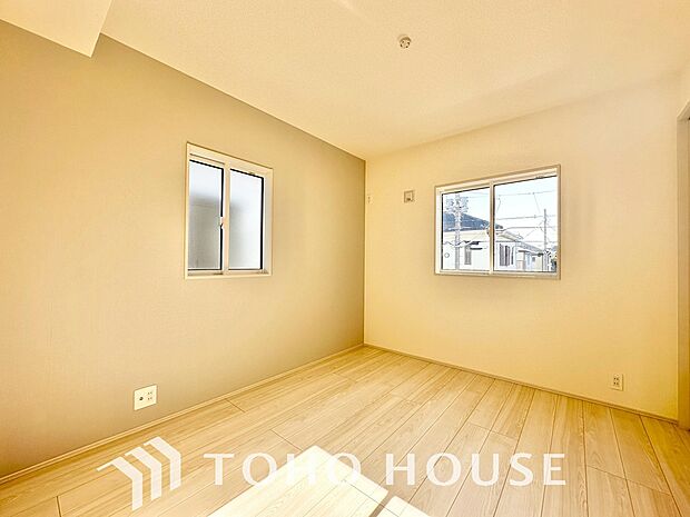 清潔感あるホワイトの壁紙と温もり溢れるカラーの床材が見事に調和した本邸宅。