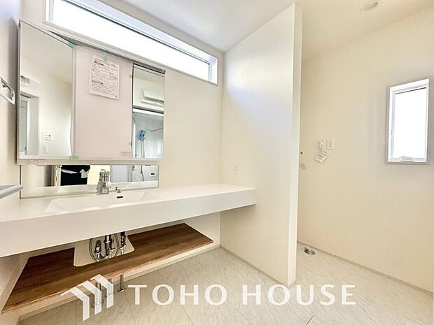 お家の中でも特にプライベートスペースとなる洗面所は、洗濯場所と浴室を同じ空間でまとめております。