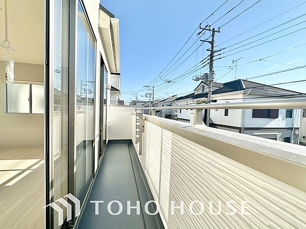 頬をなでる優しい風を感じることが出来るバルコニー。つい深呼吸をしたくなる気持ちの良い眺望です。