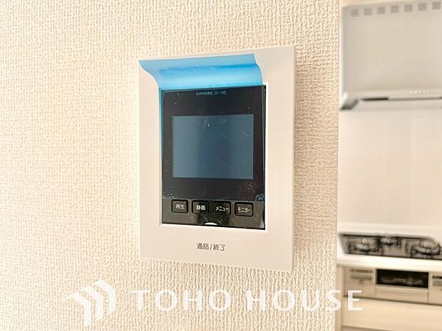 誰が来てもわかる様にモニター付きインターホンを設置。家事導線を考慮した個所に設置し、防犯性と利便性に優れ快適と安らぎを合わせた優しい設計。