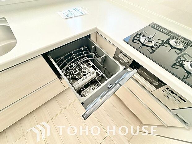 「ビルトインタイプ食器洗乾燥機」通常の手洗いでは使用出来ないほど高温のお湯や高圧水流を使うことにより汚れを効果的に落とすことができる。