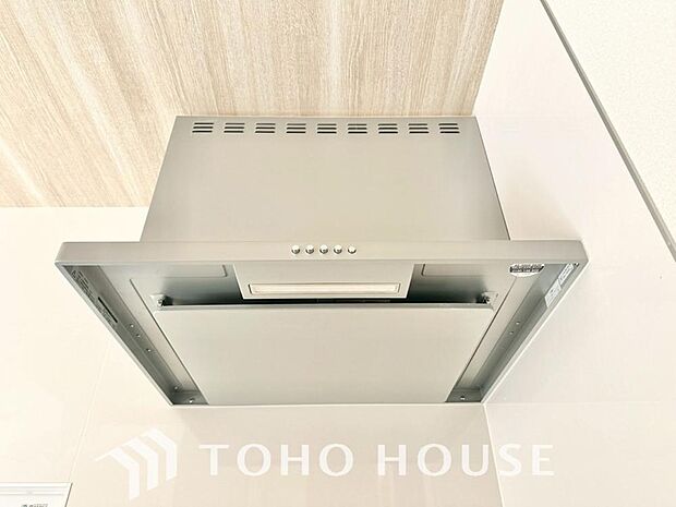 昨今主流のスリムタイプのレンジフード。そのスタイリッシュな見た目から、インテリアとしても高い人気がある型です。また、スリム型の大きなメリットとして、掃除のしやすさがあります。