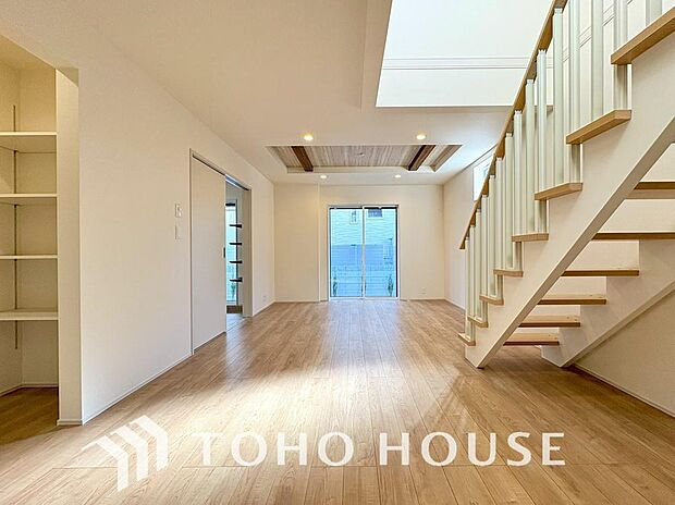 広々としたLDKは、家族が自然に集まりやすく、一緒に過ごす時間を楽しめる工夫が施されています。