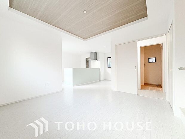 光が注がれる青い空から鮮やかに赤色にゆっくりと染まる。そんな優しい時間がここでは流れてゆく。