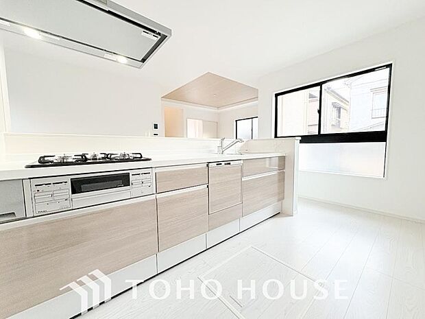 夫婦そろってキッチンに立っても調理がしやすく余裕の広さ。家事をしながら会話も弾みます。