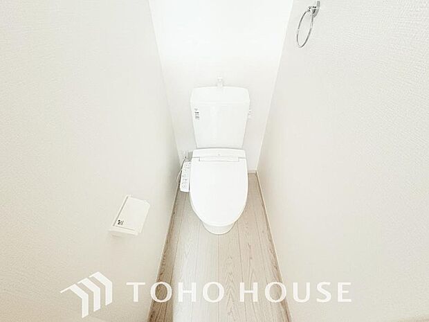 十分な広さと清潔感のあるカラーで纏まったおトイレ。時間に余裕とゆとりを持たせます。