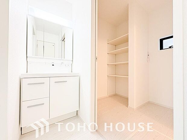 身だしなみのチェックがしやすい大きな鏡、下には収納がたっぷり。スッキリとした空間を演出いたします。