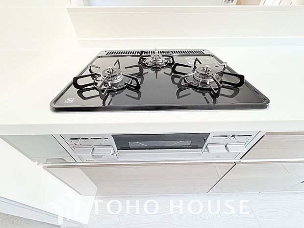 3口コンロは一度に複数のお料理を作ることができるメリットがあります。毎日のキッチンタイムを効率よく。