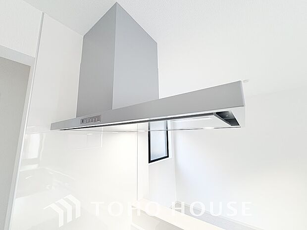 昨今主流のスリムタイプのレンジフード。スタイリッシュな見た目からインテリアとしても人気がある型です。