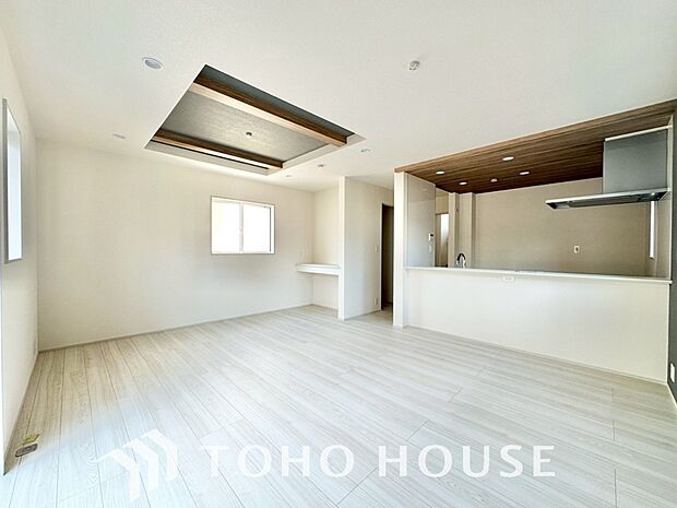 リビングも広く設け、訪れる人々を暖かく迎えてくれます。