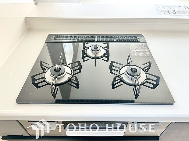 3口コンロは一度に複数のお料理を作ることができるメリットがあります。毎日のキッチンタイムを効率よく。