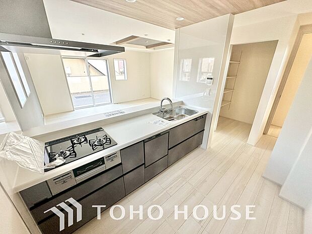 お料理の上手な方が独壇場でお料理の腕を披露するスタイルに向いているキッチンです。