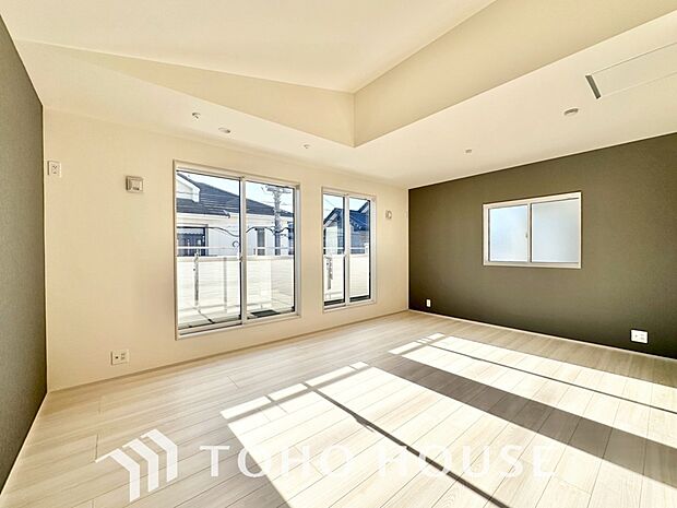 清潔感あるホワイトの壁紙と温もり溢れるカラーの床材が見事に調和した本邸宅。