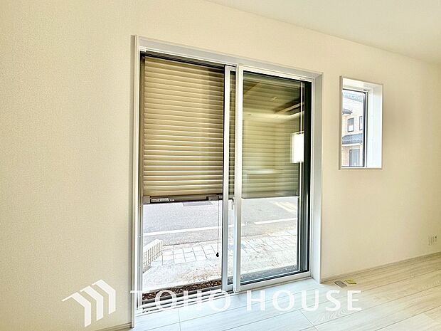 戸建にも防犯機能のシャッターを完備しております。寒い冬でも中から開閉がラクラクな所も便利です。