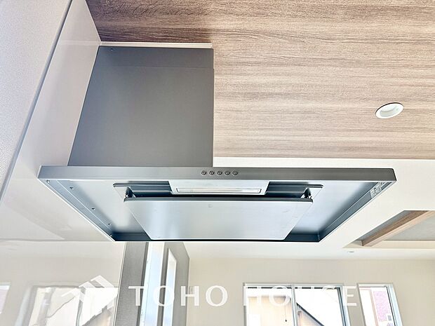 キッチンの換気扇はスタイリッシュなデザインで、日々のお手入れもラクラクな仕様となっております。