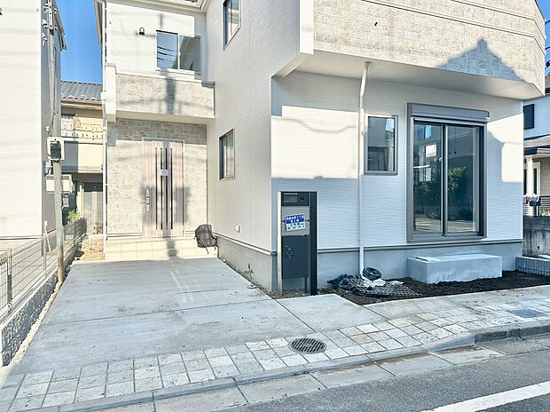 マンションとは違う敷地内駐車。ご主人様のお車のお手入れにも気合が入りますね。